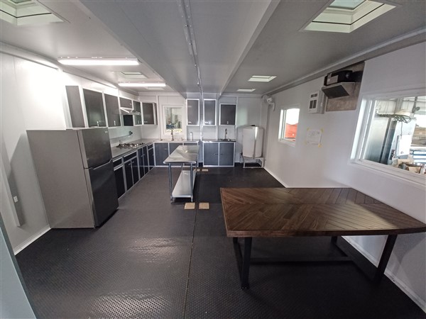 10-traverse-galley