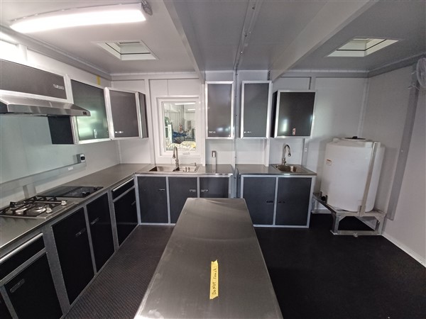 11-traverse-galley